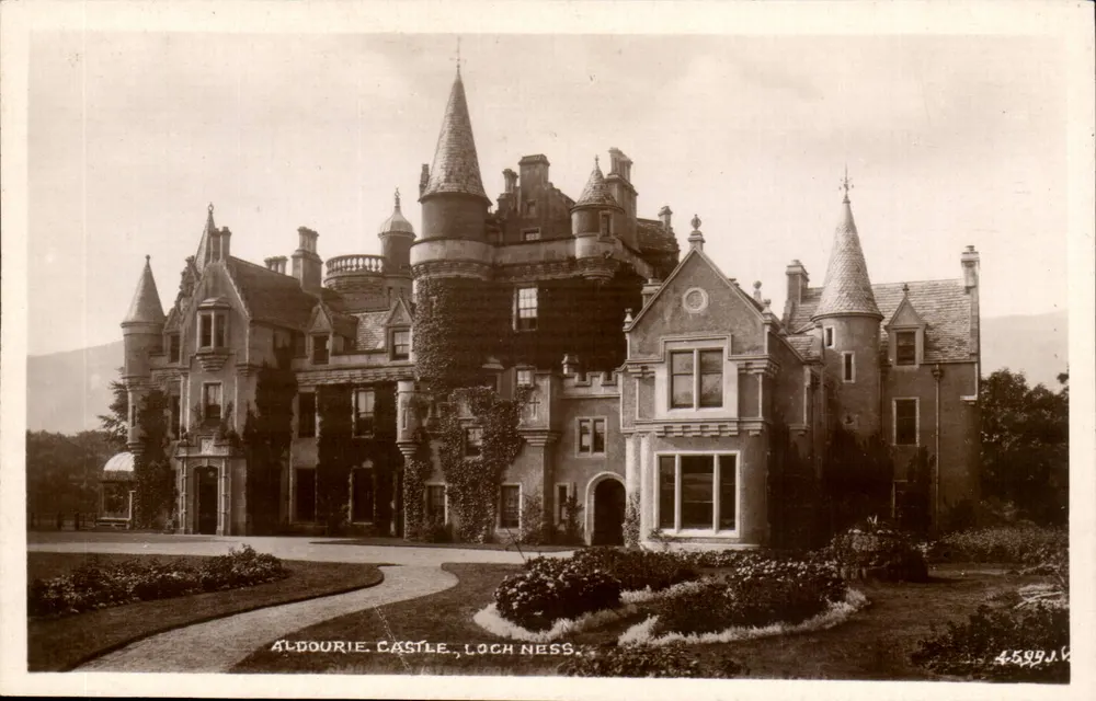 Castello di Aldourie, Loch Ness — vista panoramica — serie Valentine's X.L. n°4599 - Recto