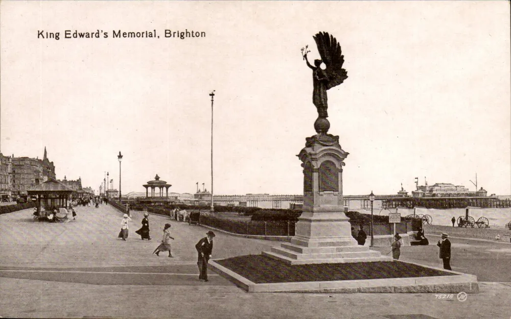 Pamiątka króla Edwarda, Brighton — skrzydlata figura na podstawie — seria Valentine's - Awers