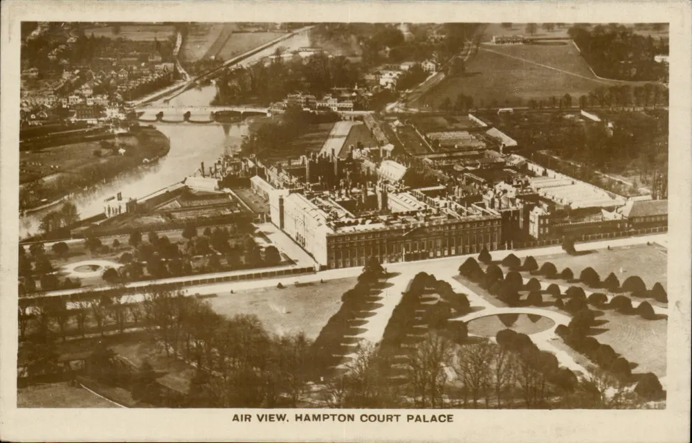 Luftbild von Hampton Court Palace — Central Aerophoto Co. Ltd. - Vorderseite