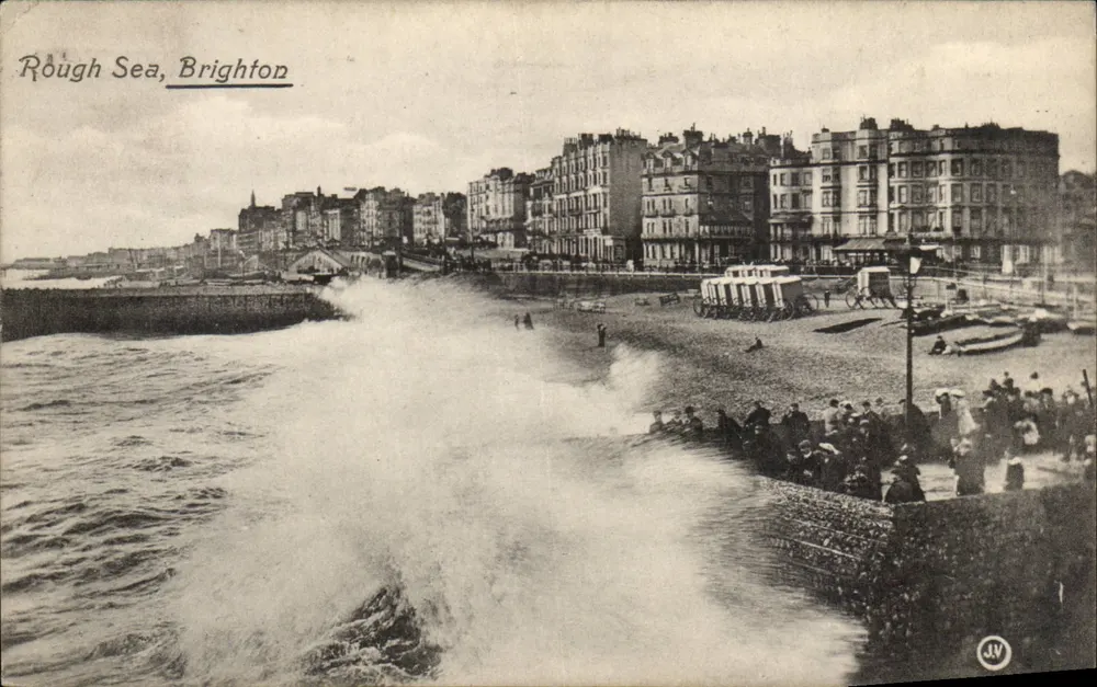 Rauer Meer, Brighton — Ansicht des rauen Meeres mit brechenden Wellen und Gebäuden im Hintergrund — Verlag JV - Vorderseite