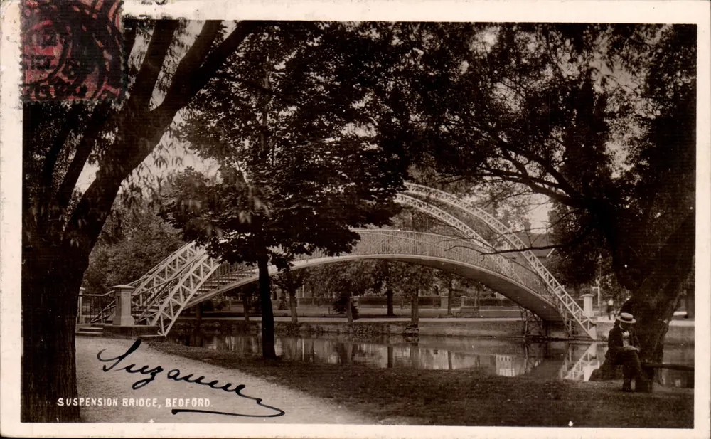 Hängebrücke, Bedford — Ansicht der Hängebrücke im Park — Verlag 'Real Photographs' Serie 'Books Cath Chemists' - Vorderseite
