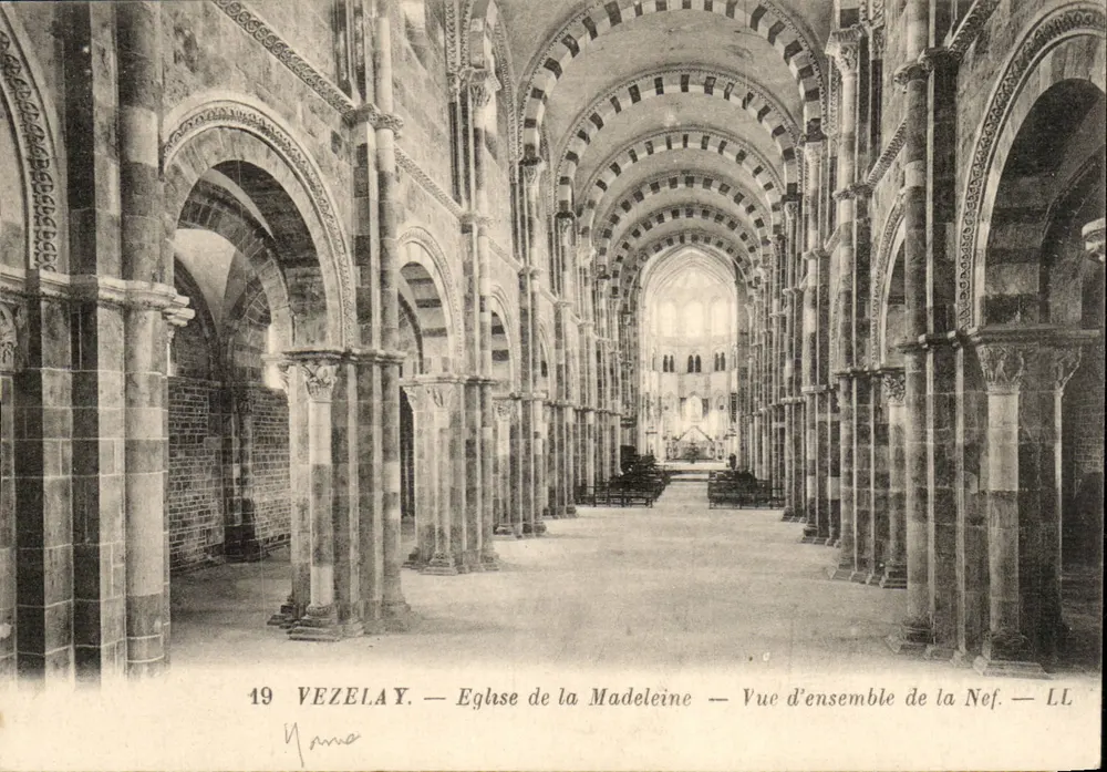 Vézelay — Kirche der Madeleine — Gesamtaufnahme der Kirche — LL - Vorderseite