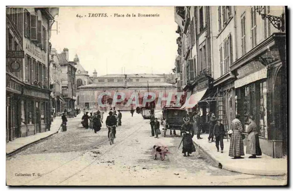 Troyes - Place de la Bonneterie — vista de rua com mercado coberto e pedestres — editor A. KOBELINS, n° 64 - Frente