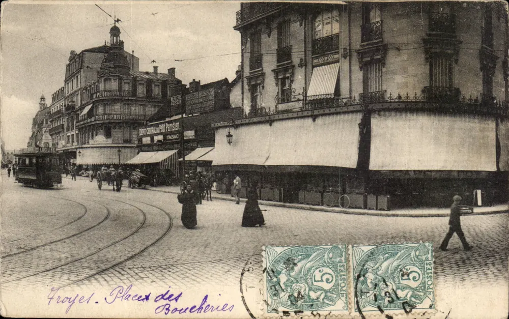 Troyes. Place das Boucheries — vista da rua com trêm e lojas — editor desconhecido - Frente