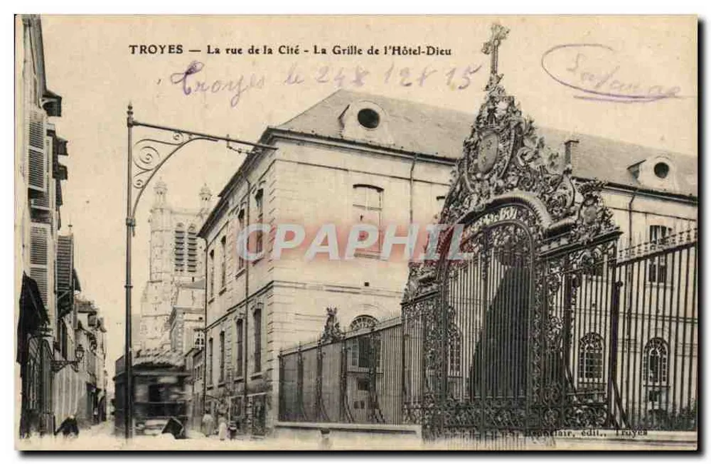 Troyes — Die Straße der Cité — Das Tor des Hôtel-Dieu - Vorderseite