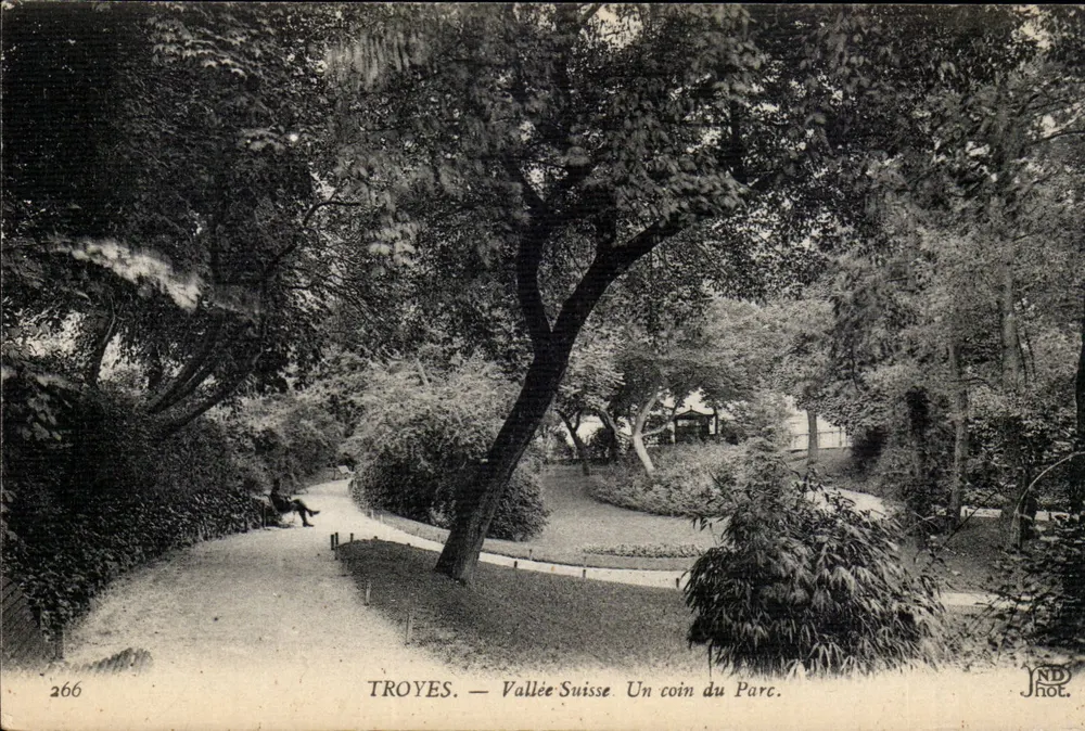 Troyes — Schweizer Tal. Ein Eckbereich des Parks. - Vorderseite