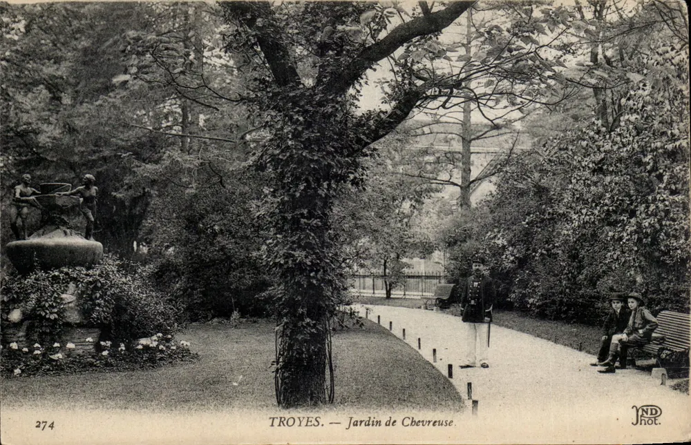 Troyes — Jardim de Chevreuse — ND Phot. - Frente