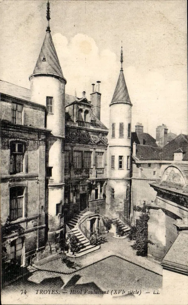 Troyes — Hotel Vauluisant (século XVI) — L.L. — 74 - Frente