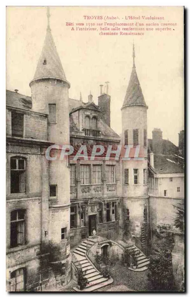 Troyes (Aube) - O Hotel Vauluisant — construído em torno de 1550 sobre o antigo convento, interior com lareira Renascentista - Frente