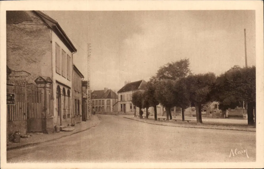 Plançay (Aube) — Place des Fêtes e a Poste — Alain - Frente