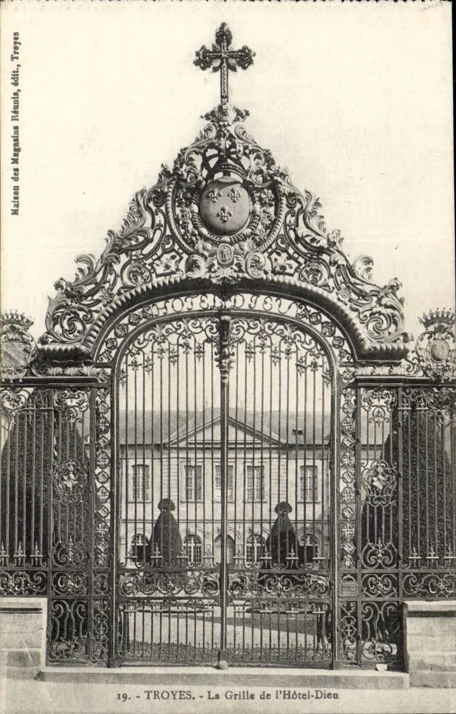 Troyes - Das Tor des Hôtel-Dieu — Maison des Magasins Réunis, Verlag Nr. 19 - Vorderseite