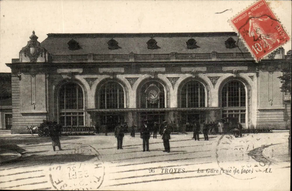 Troyes — A Estação (rua da frente) — 96 TROYES - Frente