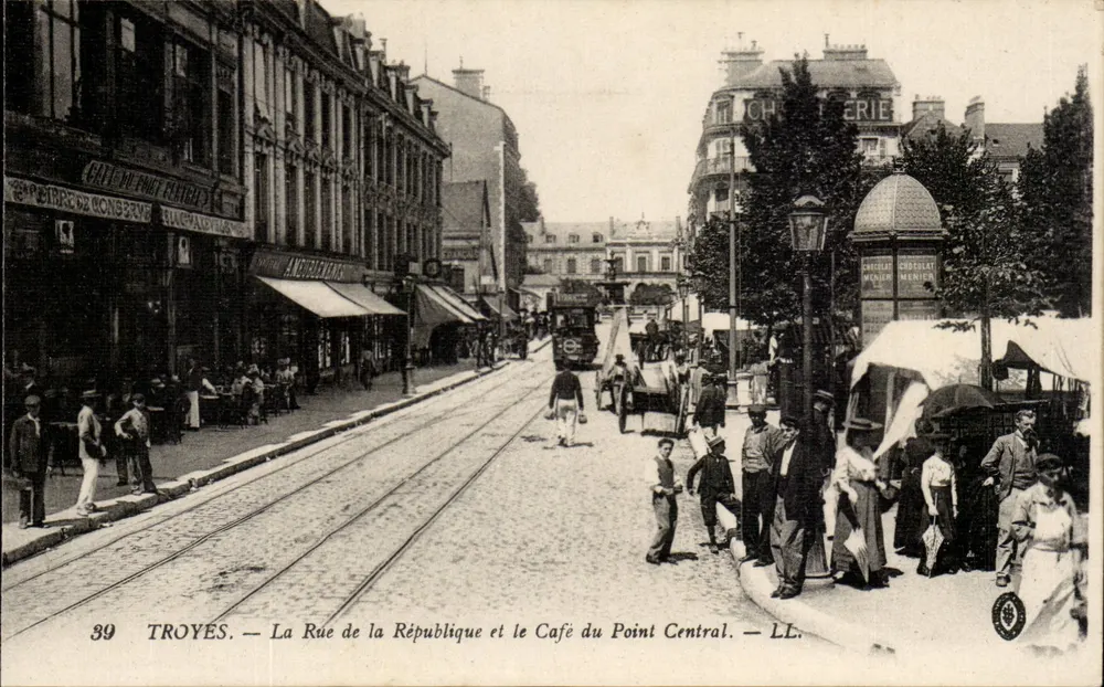 Troyes — La Rue de la République und das Café du Point Central — LL. - Vorderseite