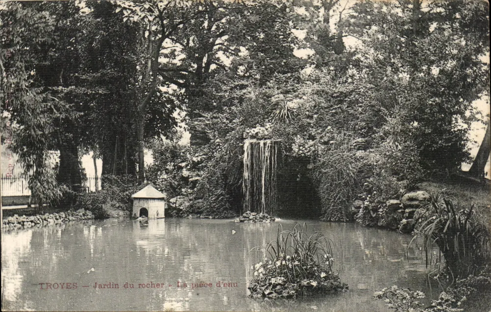 Troyes — Gartens des Rochers — Wasserbecken - Vorderseite