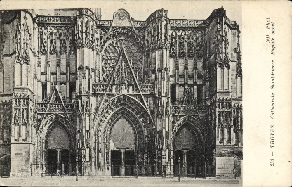 Troyes — Catedral de São Pedro. Fachada oeste — ND Fotografia - Frente