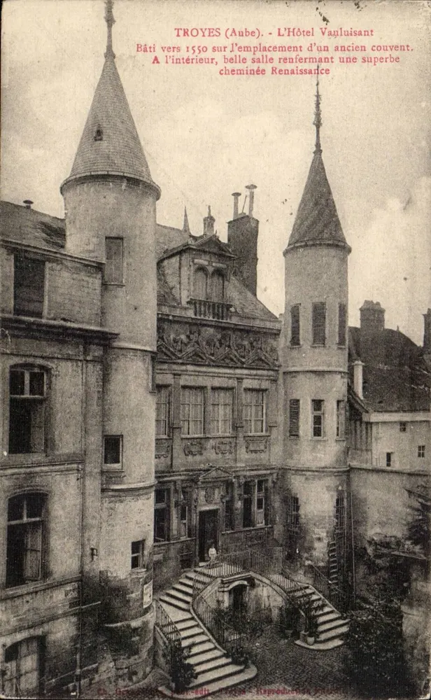 Troyes (Aube) - O Hotel Vailluisant — Construído em torno de 1550 sobre o antigo convento, interior com lareira da Renascença - Frente