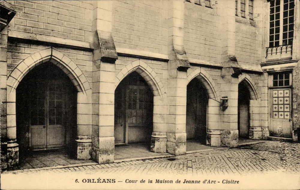 Orléans — Cortile della Casa di Santa Giovanna d'Arco - Cloître — H. Lemaire, fot.édit. Orléans - Recto