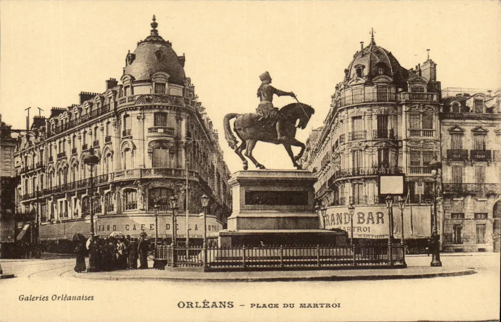 Orléans — Praça do Martroi — Galerias Orléanaises - Frente
