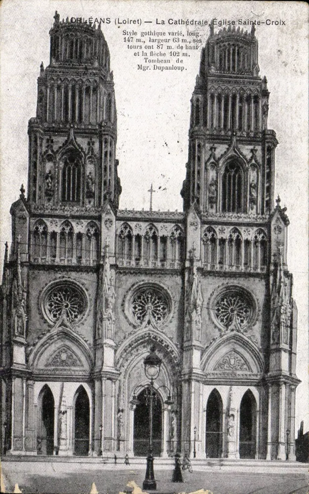 Orléans (Loiret) — Die Kathedrale Kirche Sainte-Croix — Vielfältiger Gotikstil, 147 m lang, ihre Türme sind 87 m hoch und der Turm 102 m. Grabmal von Mgr Dupanloup. - Vorderseite