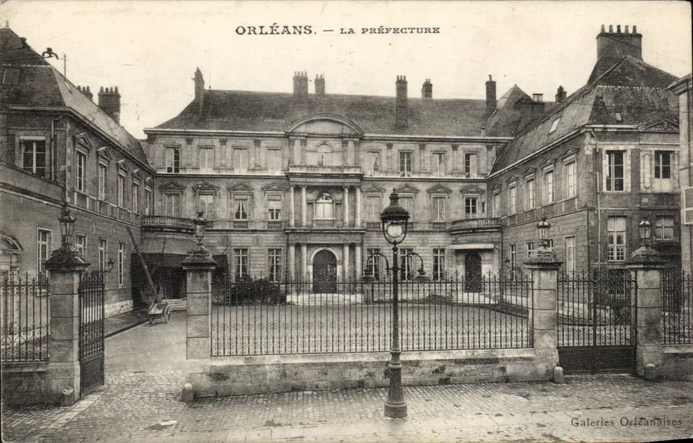 Orléans — A Prefeitura — Galerias Orléanaises - Frente