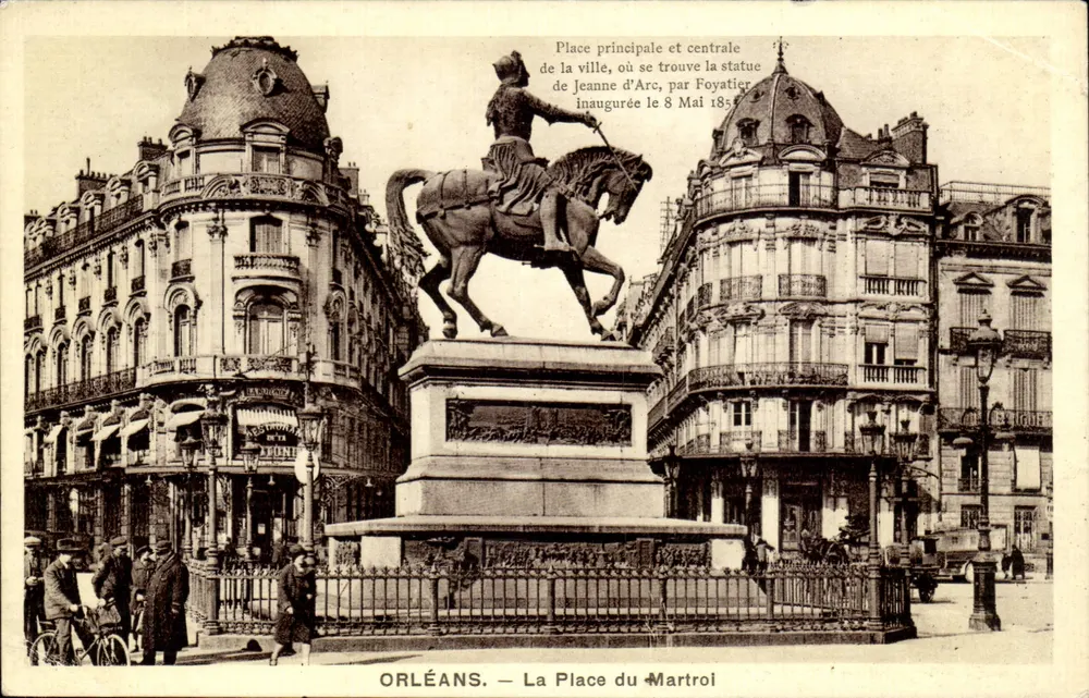 Orléans — Place du Martroi — Statue der Jeanne d'Arc von Foyatier, eingeweiht am 8. Mai 1885 - Vorderseite