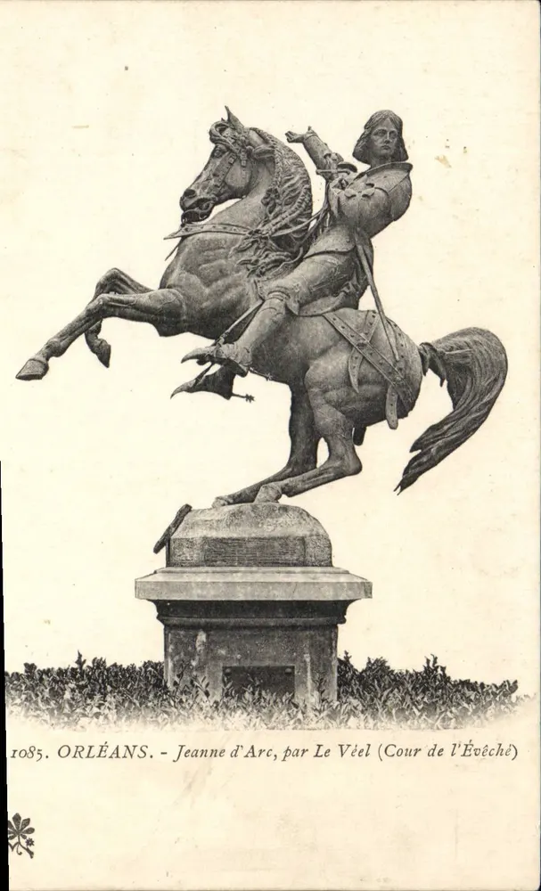 Orléans - Estátua equestre de Joana d'Arc por Le Vèl (Cour de l'Évêché) - Frente