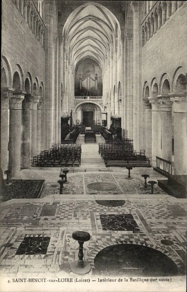 Saint-Benoît-sur-Loire (Loiret) — Interior da Basílica (século xi) - Frente