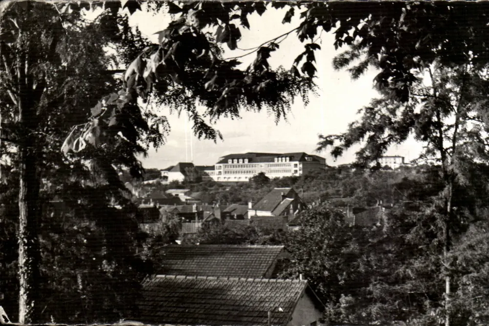 Vista Geral — Gien, Loiret — Les Éditions du Moulin, Sarratrouville - Frente