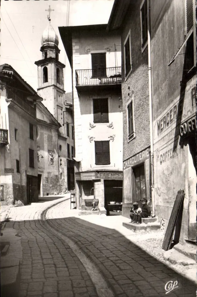Saint-Martin-Vésubie — Hauptstraße und Kapelle der Weißen Bußgemeinschaft — Photo des Arts, Paris - Vorderseite