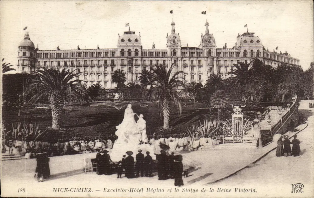 Nice-Cimiez — Excelsior-Hôtel Regina und die Statue der Königin Victoria - Vorderseite