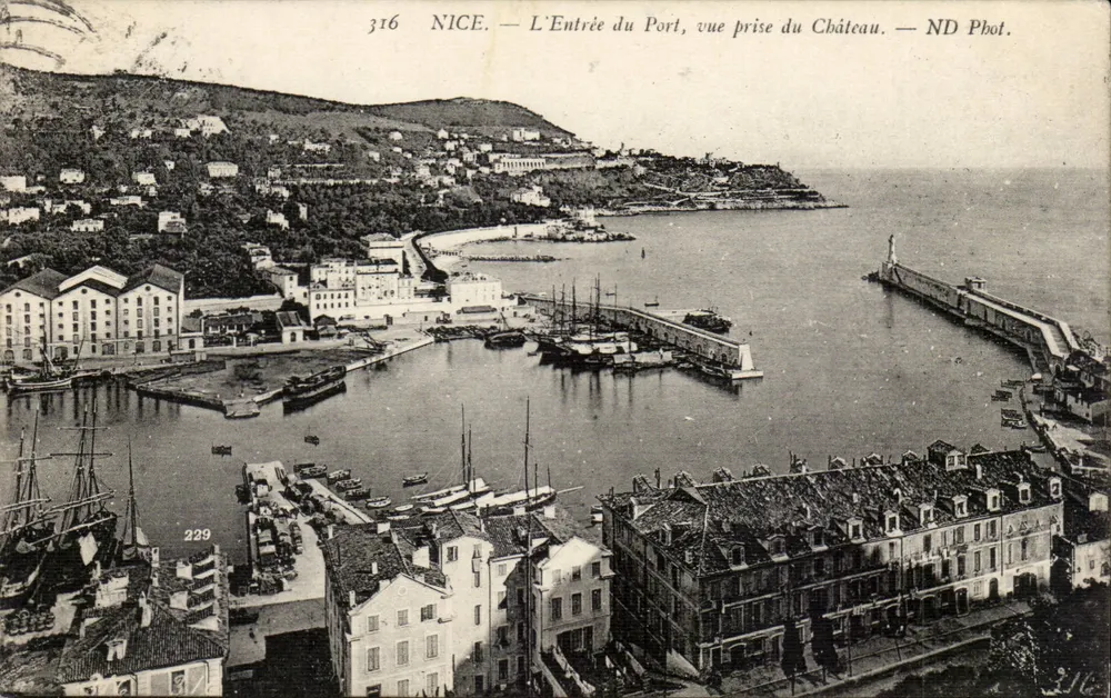 Nice — Der Eingang zum Hafen, Ansicht vom Schloss genommen — ND Phot. - Vorderseite