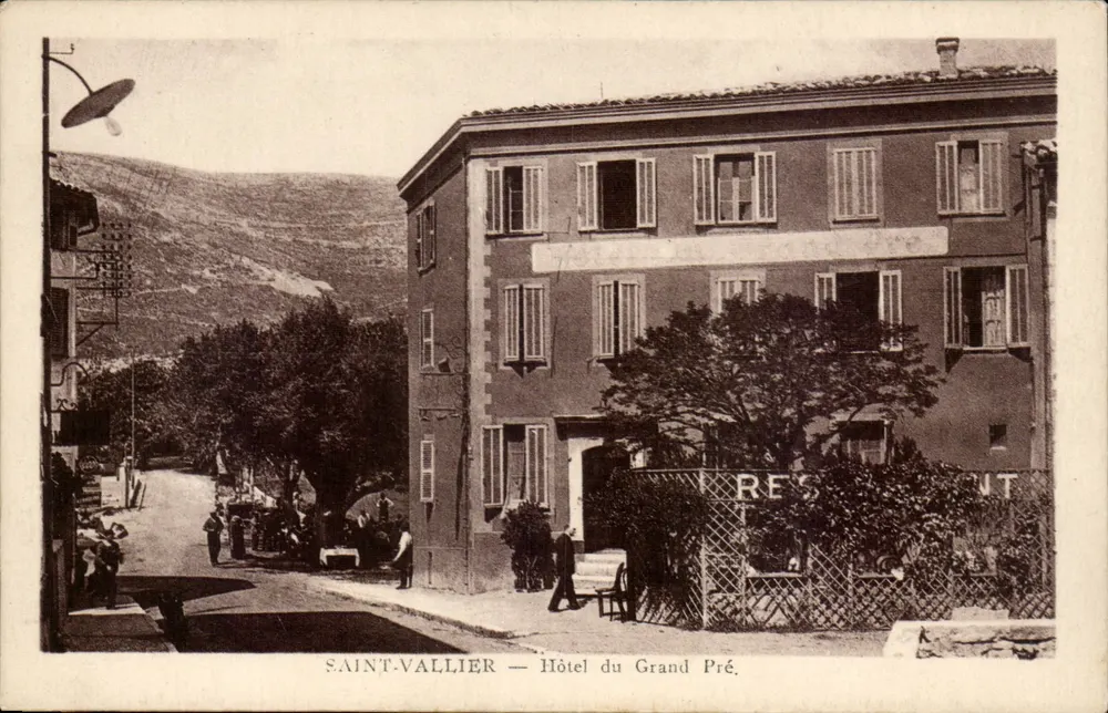Saint-Vallier — Hotel do Grande Pré - Frente