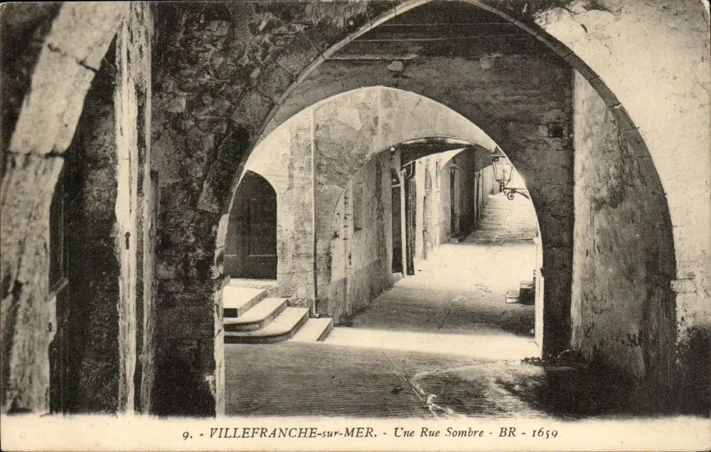 VILLEFRANCHE-sur-MER — Eine dunkle Straße — BR - 1659 - Vorderseite