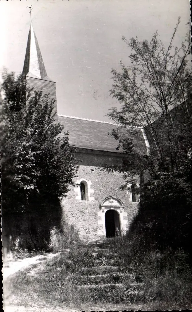 Igreja de Les Essards (Indre-et-Loire) — vista do edifício com seu campanário e portão — Carte postale - Frente