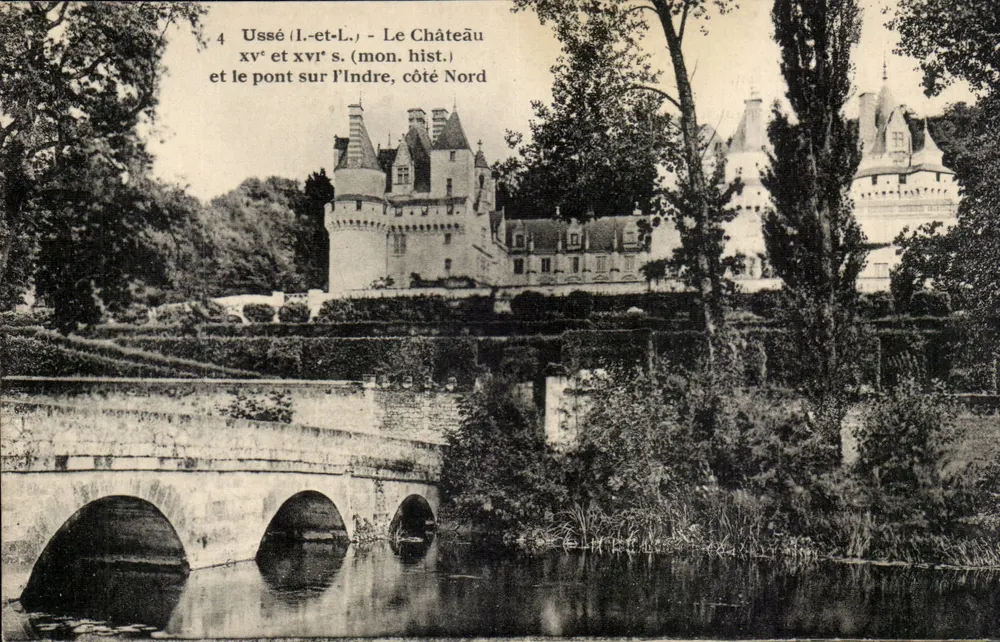 Ussé (Loir-et-Cher) - Das Schloss des 15. und 16. Jahrhunderts (historisches Denkmal) und die Brücke über die Indre, nördliche Seite - Vorderseite