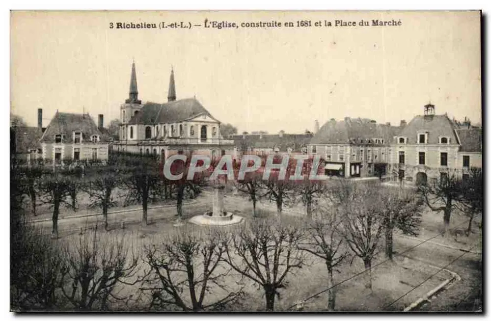 Richelieu (I.-et-L.) — Die Kirche, errichtet 1681 und der Marktplatz - Vorderseite