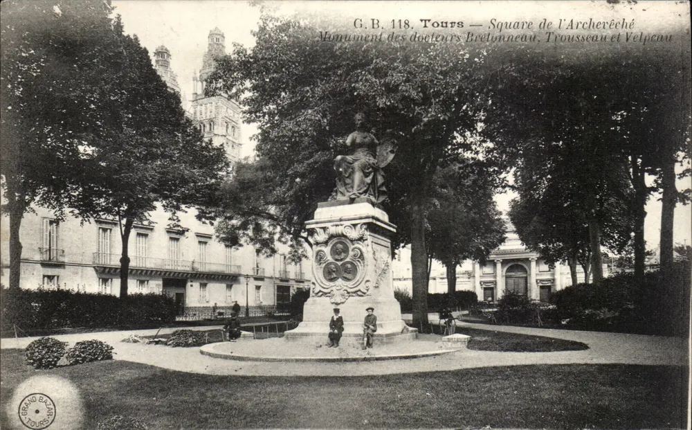Tours — Square de l'Archevêché — Monument dos doutores Bretonneau, Trousseau e Velppeau — G.B. 118, editor Grand Bazar Tours - Frente