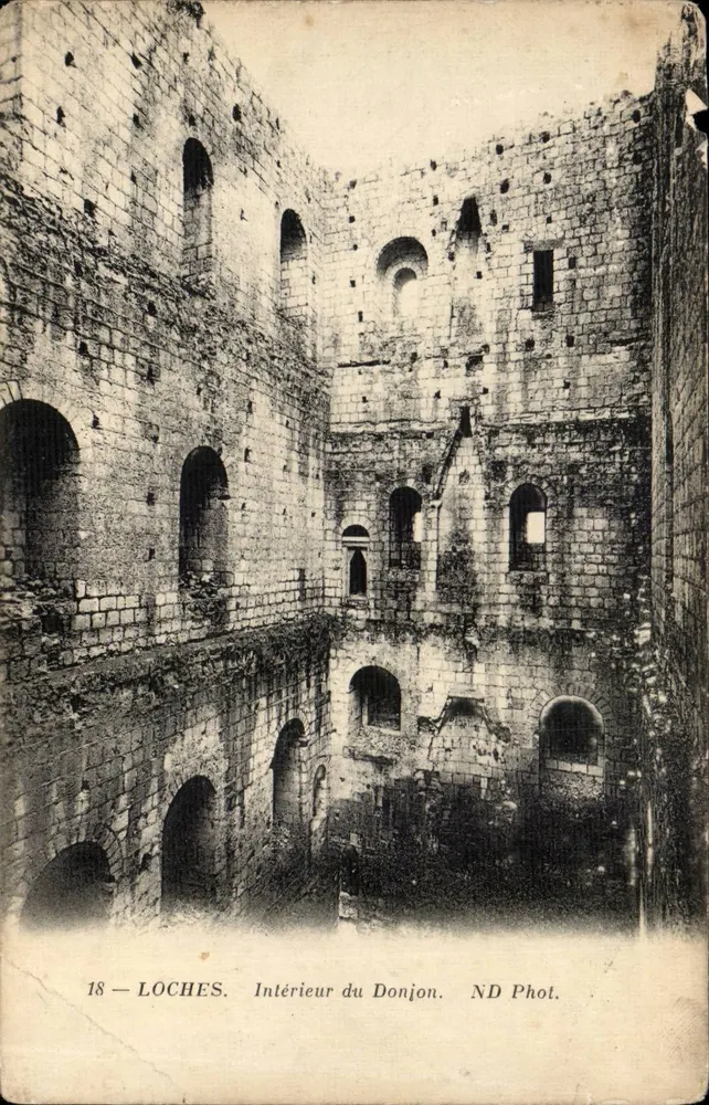 Loches — Interior do Donjon — ND Fot. - Frente