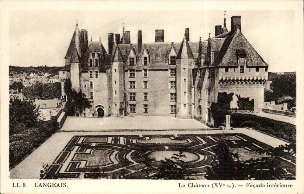 Langeais — O Castelo (século XV) — Facha exterior — LL 8 - Frente