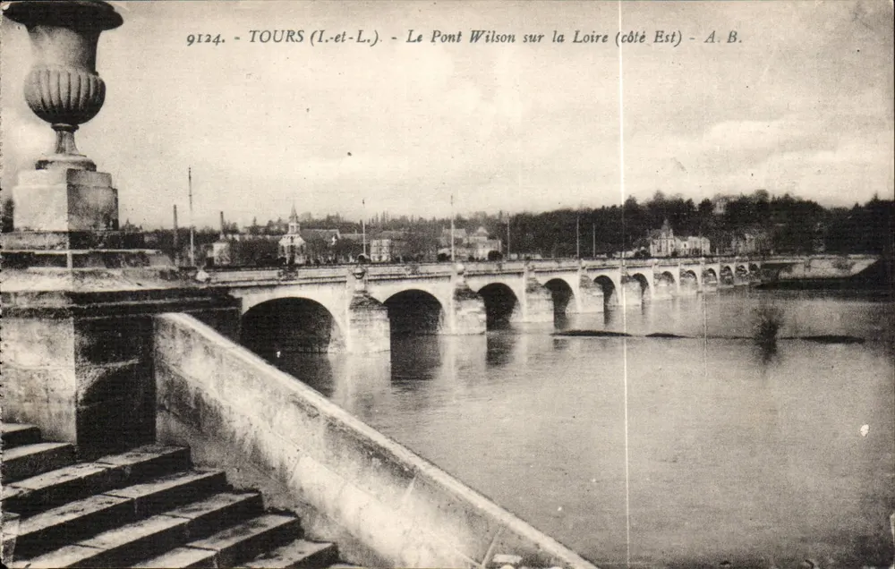 Tours (Loire-Loire) — Der Wilson-Brücke über die Loire (Ostseite) — A.B. — Nr. 9124 - Vorderseite