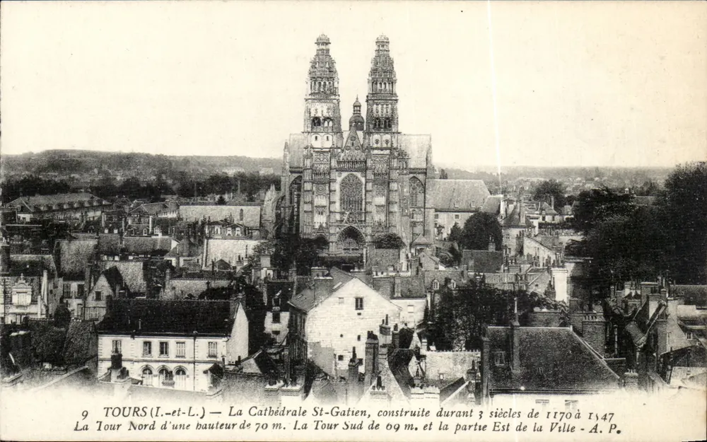 Tours (Indre-et-Loire) — A Catedral de São Gatien com suas torres e a parte Leste da cidade — A.P. - Frente