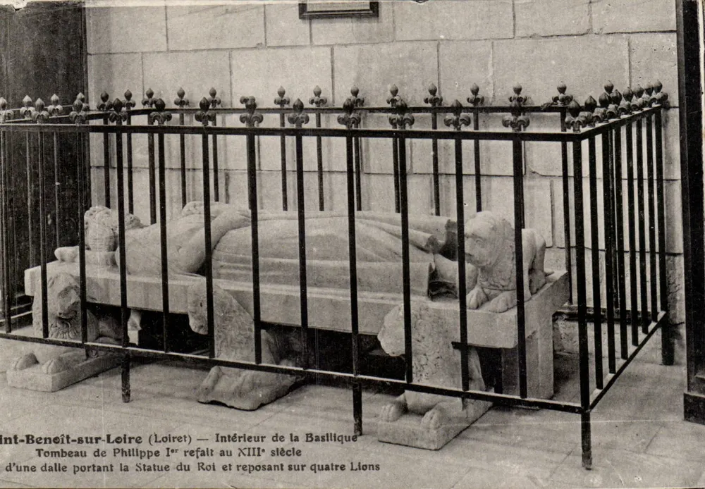 Saint-Benoît-sur-Loire (Loiret) — Innenraum der Basilika — Grabmal von Philippe Ier, renoviert im 13. Jahrhundert - Vorderseite