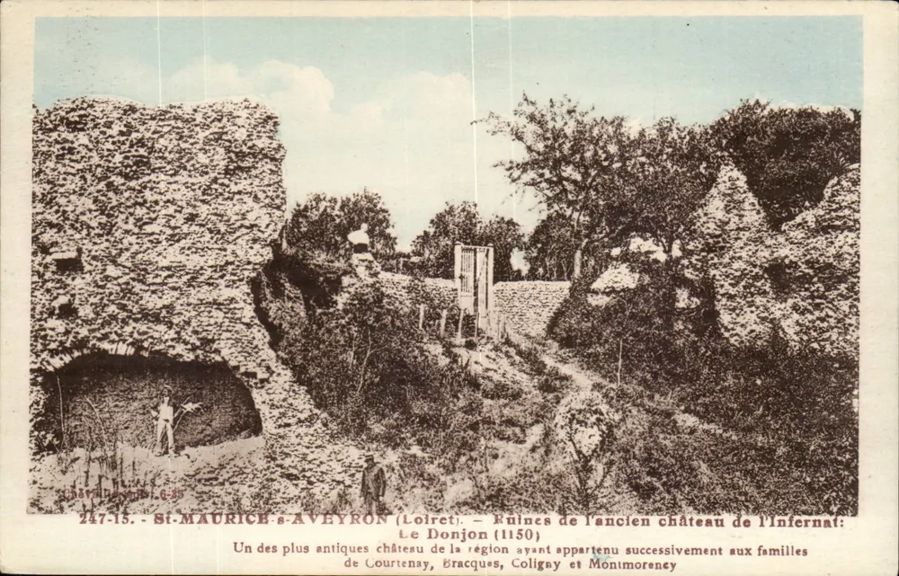 St-Maurice-sur-Aveyron (Loiret) — Ruinen des alten Schlosses l'Infernât (Der Donjon, 1150) - Vorderseite