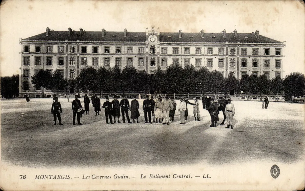 Montargis — Kasernen Gudin — Das Zentralgebäude — LL. - Vorderseite