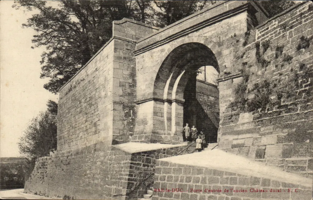BAR-LE-DUC - Eingang zum ehemaligen Herzoglichen Schloss - E. C. - Vorderseite