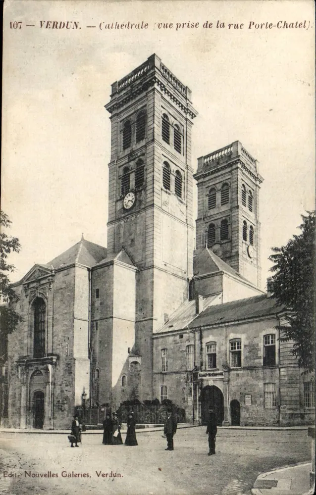 Verdun — Catedral vista tirada da rue Porte-Châtel — Editor Nouvelles Galeries, Verdun - Frente