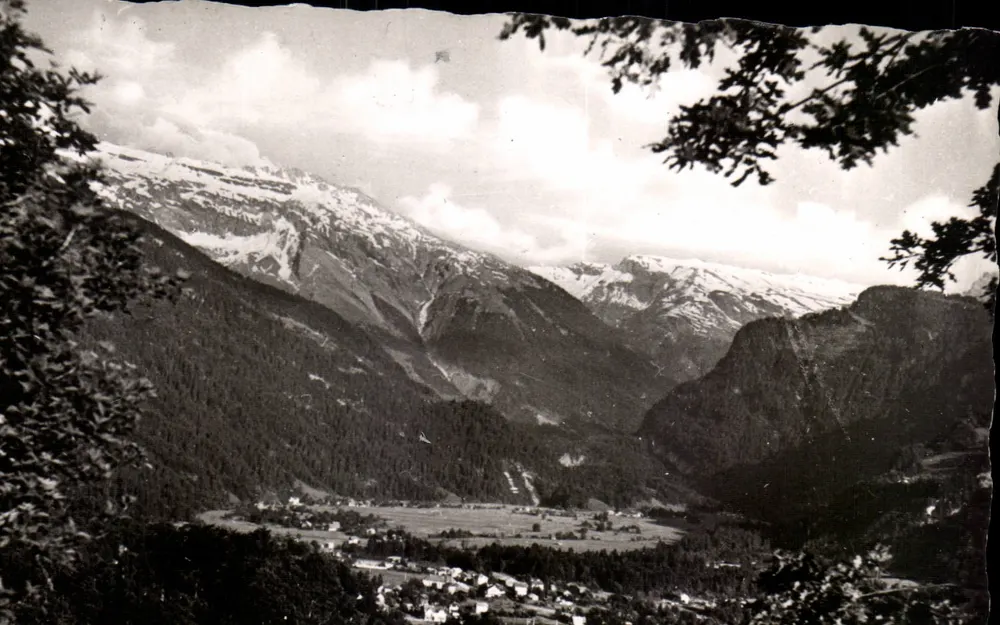 Vila de Samoëns — vista panorâmica — editor não visível - Frente