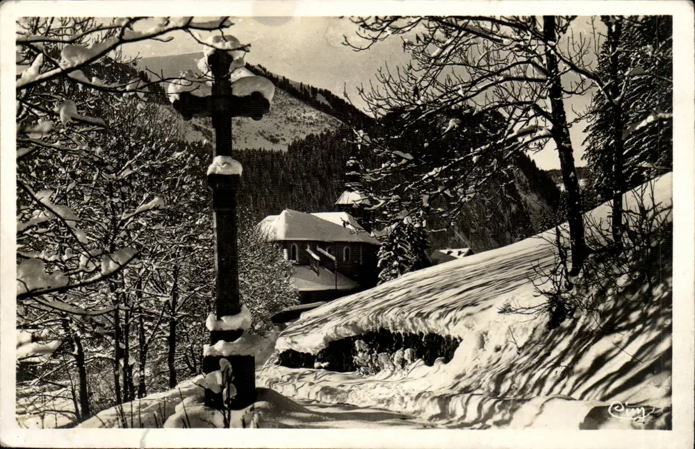 Schneeverwehter Wegkreuz — Ansicht der Abtei La Trappe — Verlag Cirm - Vorderseite