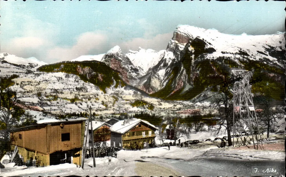 Samoëns (Haute-Savoie) — Vista geral — Le Criou (2.207 m.) — J. Niks - Frente
