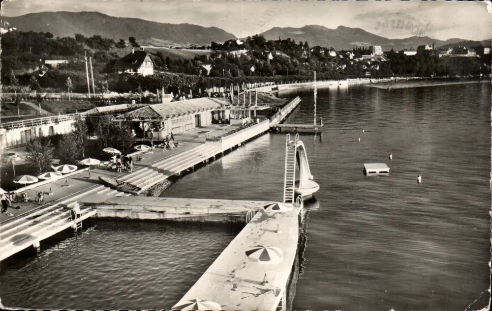 Les Bains (Haute-Savoie) — widok jeziora z nabrzeżem i zjeżdżakiem — wydawca nieznany, numer serii nie widoczny - Awers